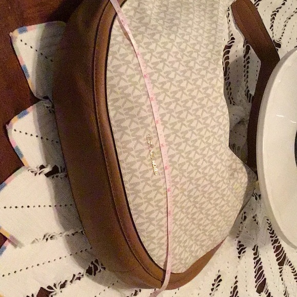 Michael Kors Lydia Large signature logo print with shiny gold tone hardware - Picture 2 of 7